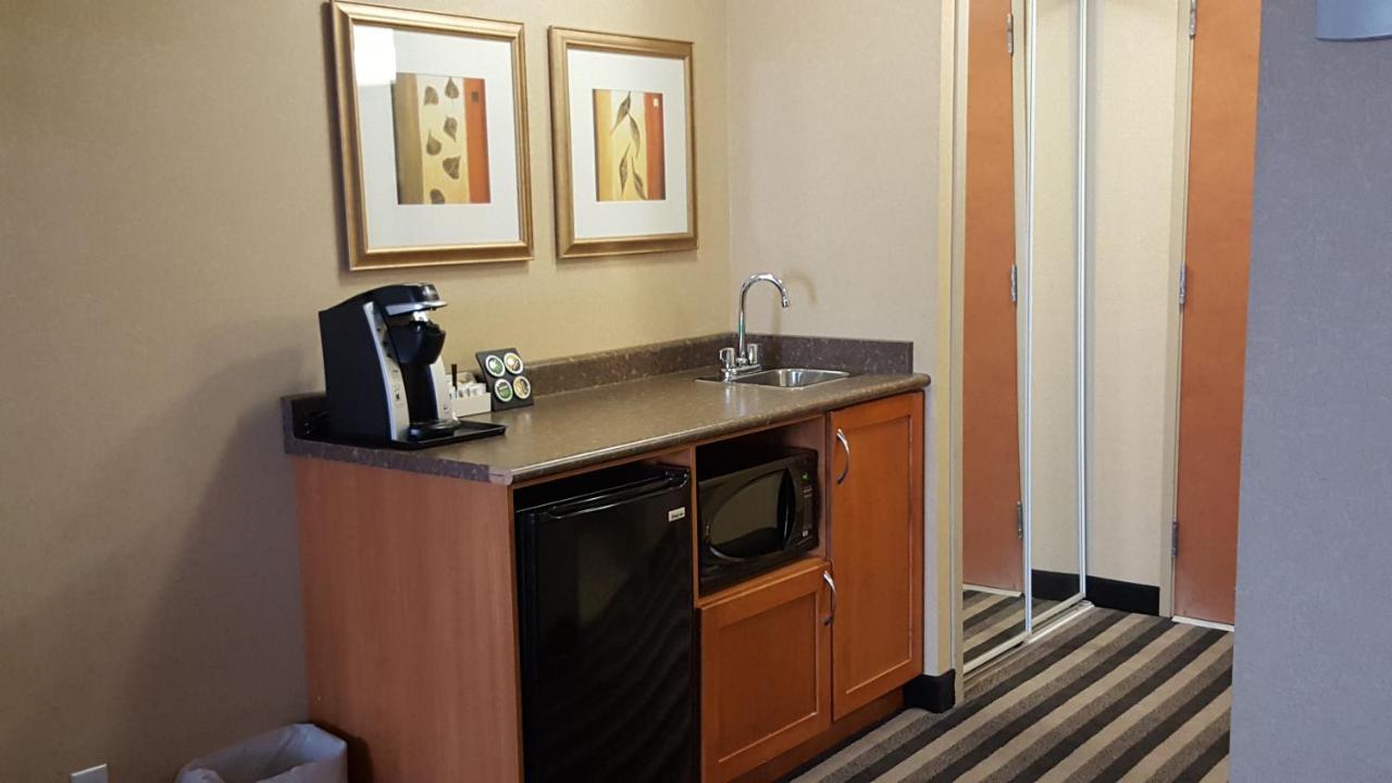 Days Inn & Suites By Wyndham Edmonton Airport Leduc Exteriér fotografie
